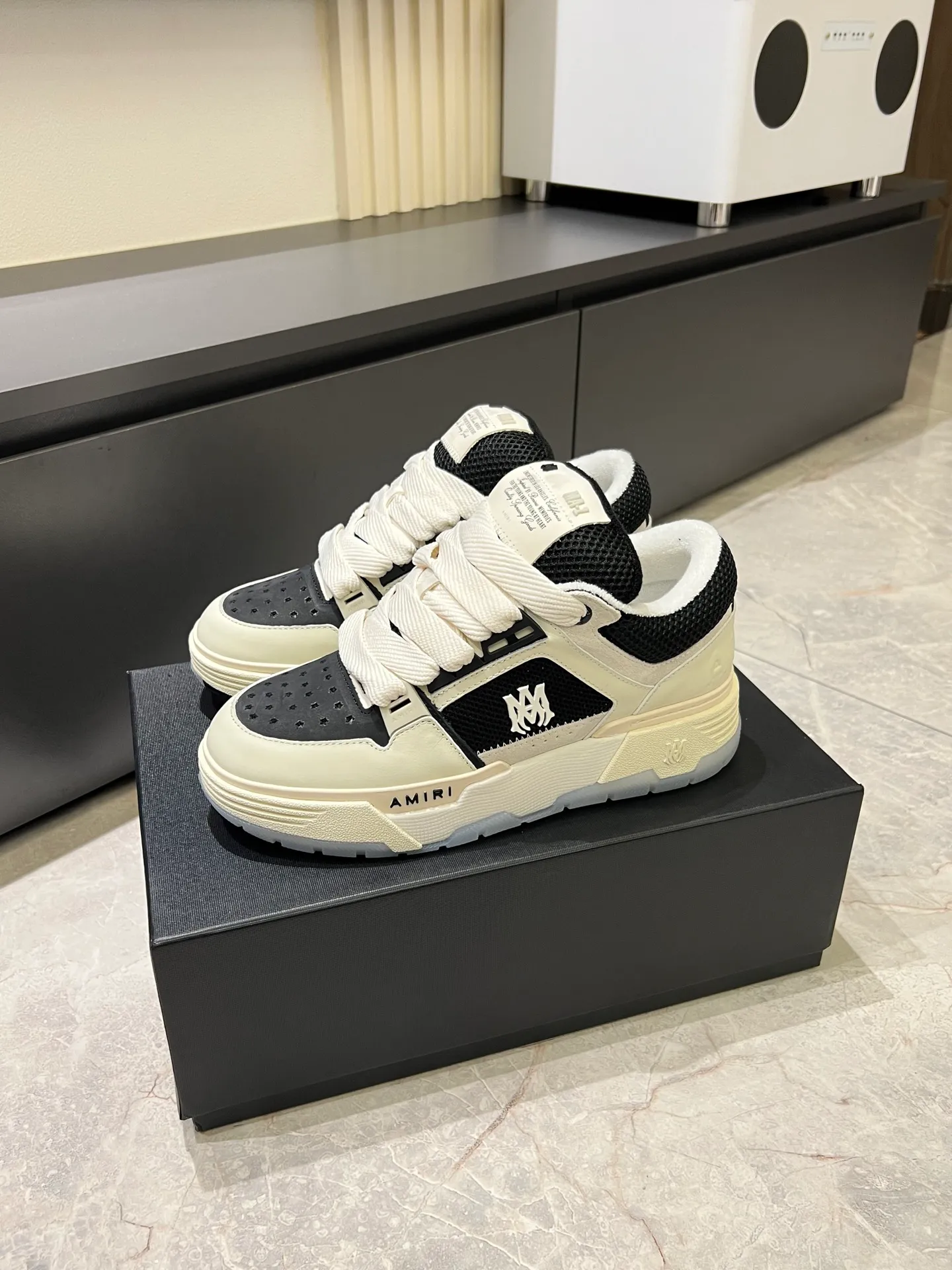 Men's shoes 💰p680 [AMIRI] 2025 spring and summer series new sneakers, new 🆕 bread shoes, bread shoes have a very special big tongue design, thickened outsole, rounded toe, oversized rubber sole and perforated star details, whoever wears them will look better! The appearance is responsible, the feet are retro and handsome! Size: 38-45